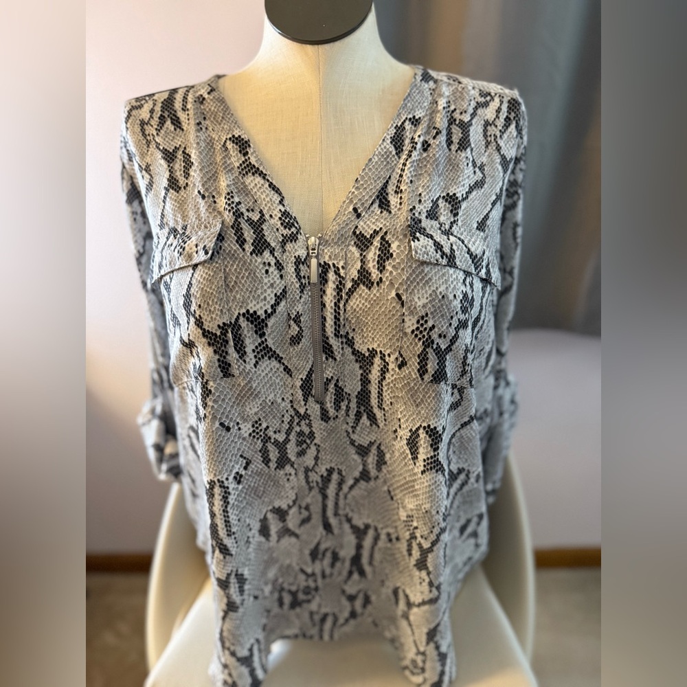 Express Snake-Print Zip Front Blouse - Gray & Black
